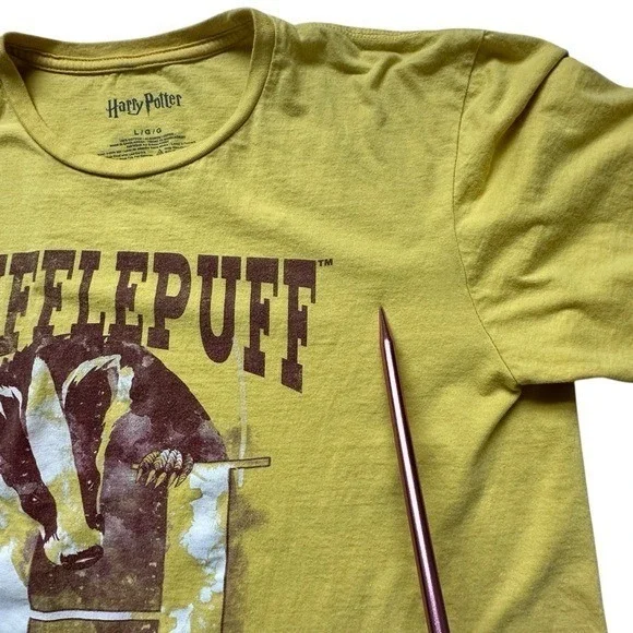 Harry Potter Hufflepuff Badger watercolor Graphic T-shirt Large FLAWED - Picture 8 of 9